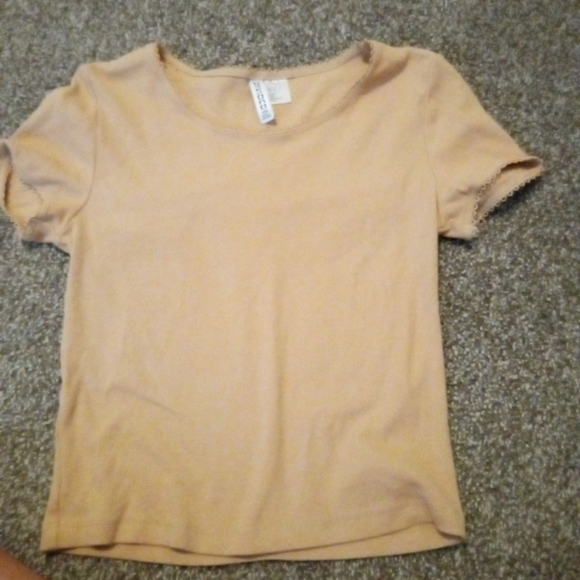 2 H&M divided short sleeve t-shirt - Picture 3 of 3